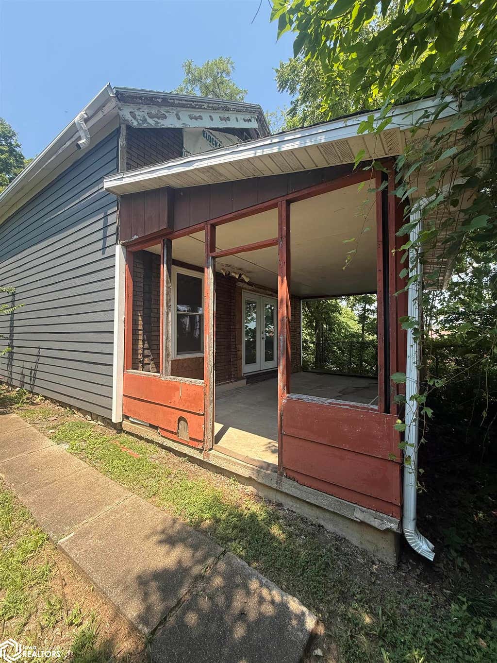 Photo of 317 S 3Rd Street, Burlington, IA 52601 (MLS # 6340385)
