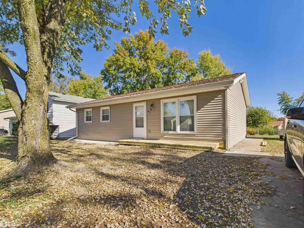 Photo of 12 Pawnee Drive, Keokuk, IA 52632 (MLS # 6333385)
