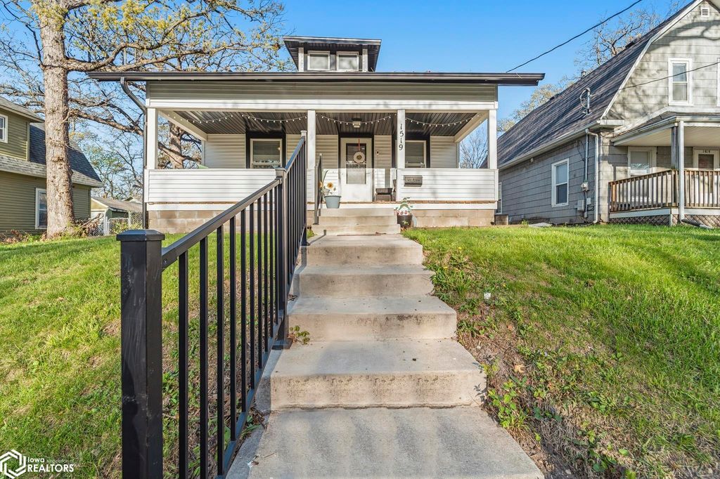 Photo of 1519 32nd Street, Des Moines, IA 50311 (MLS # 6337674)