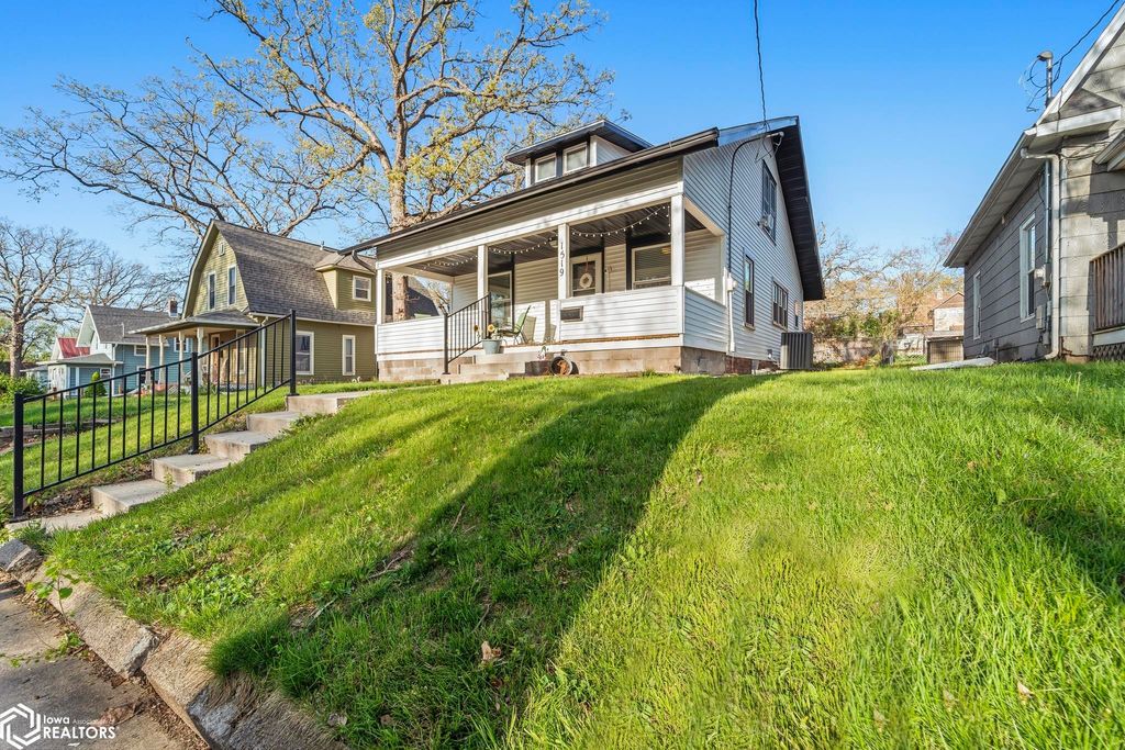 Photo of 1519 32nd Street, Des Moines, IA 50311 (MLS # 6337674)