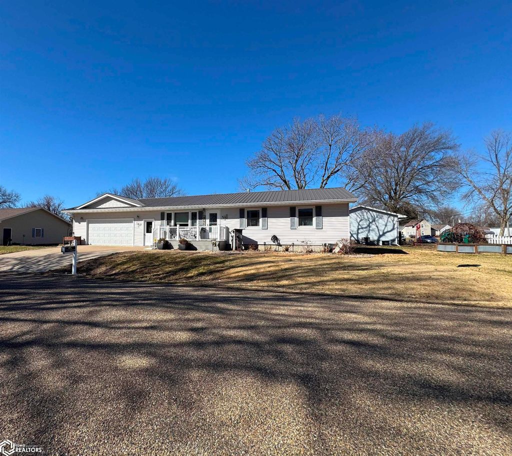Photo of 400 S Cedar Street, New London, IA 52645 (MLS # 6336196)