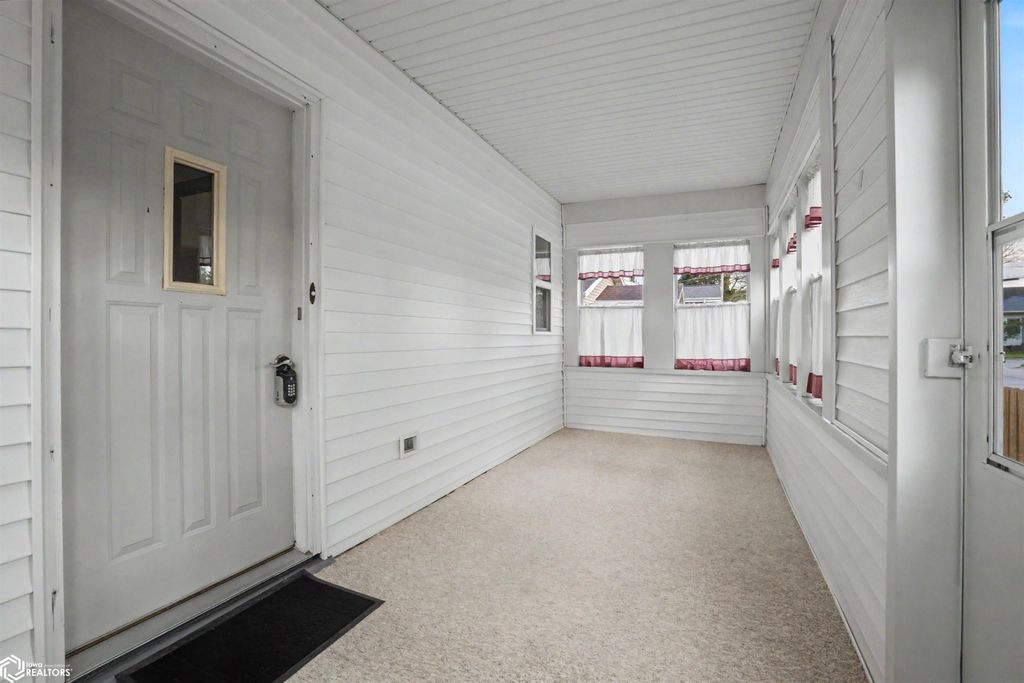 Photo of 1208 S 15Th Street, Burlington, IA 52601 (MLS # 6337592)