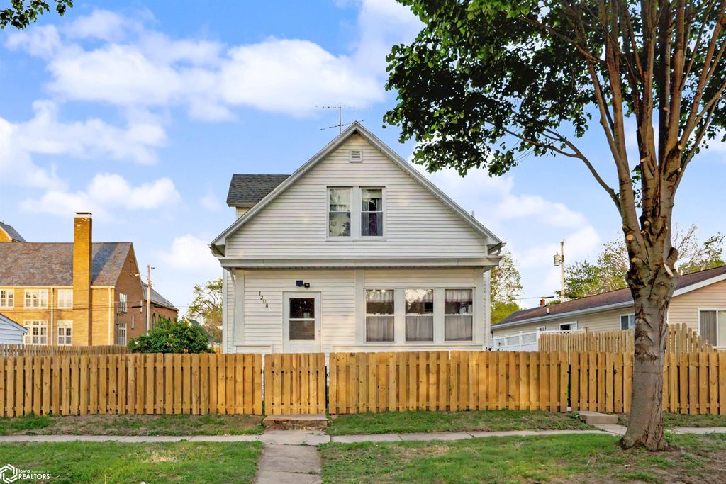 Photo of 1208 S 15Th Street, Burlington, IA 52601 (MLS # 6337592)