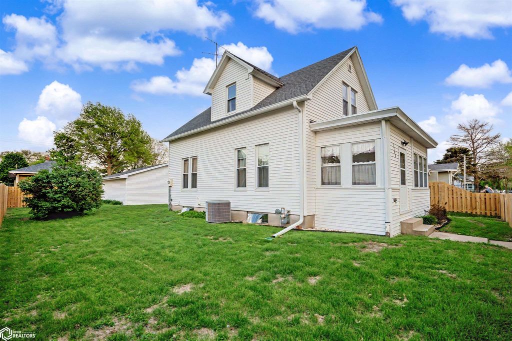 Photo of 1208 S 15Th Street, Burlington, IA 52601 (MLS # 6337592)