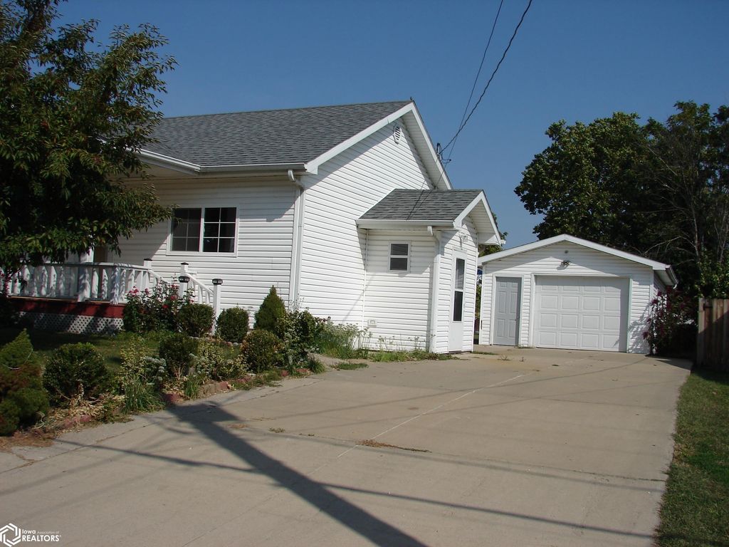 Photo of 805 E Madison St, Mount Pleasant, IA 52641 (MLS # 6331859)