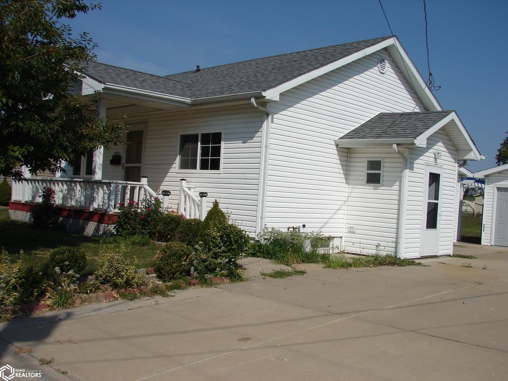 Photo of 805 E Madison St, Mount Pleasant, IA 52641 (MLS # 6331859)