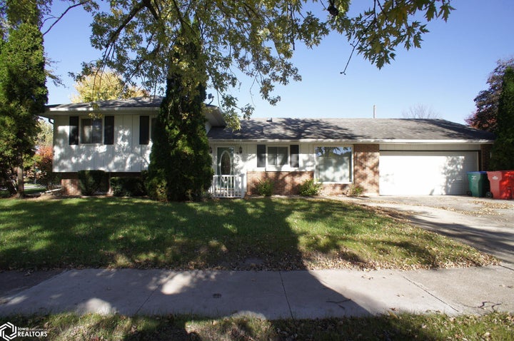 Photo 1 of 35 — 802 Fair Meadow Court, Webster City, IA 50595
