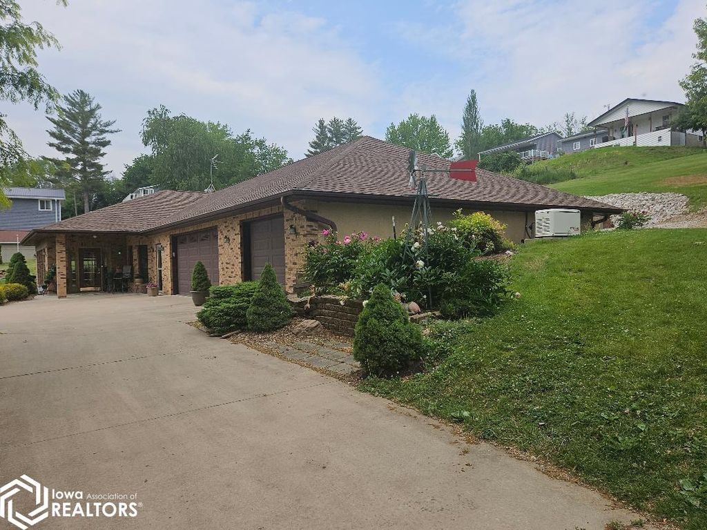 Photo of 1326 Lakeshore Drive Dr, Brooklyn, IA 52211 (MLS # 6337195)