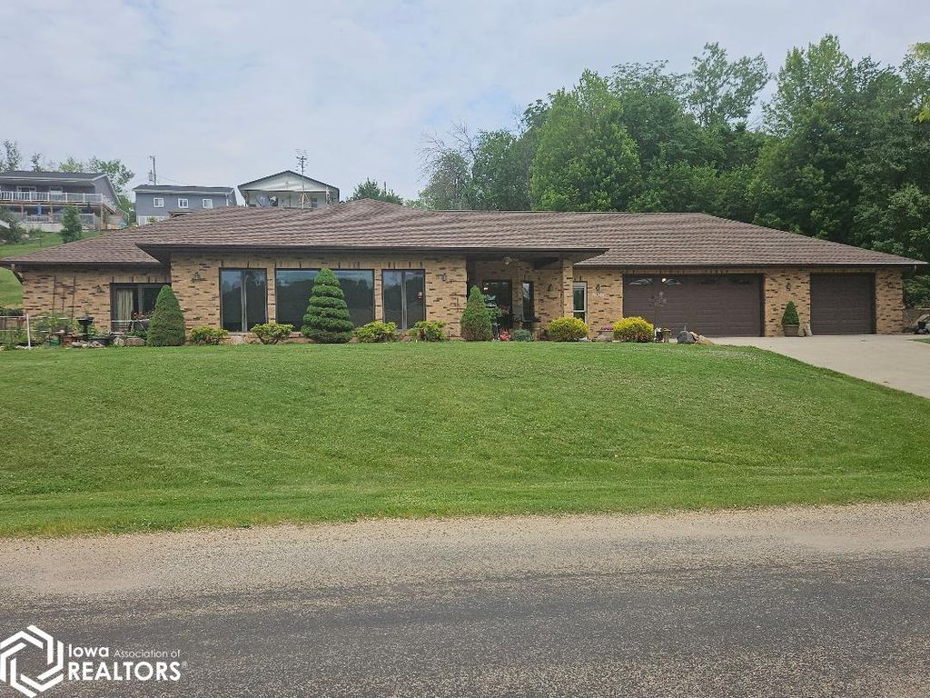 Photo of 1326 Lakeshore Drive Dr, Brooklyn, IA 52211 (MLS # 6337195)