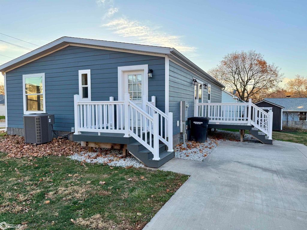 Photo of 301 W Henry Street, Mount Pleasant, IA 52641 (MLS # 6333836)