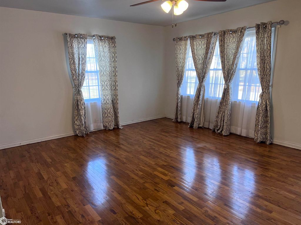 Photo of 406 E Chestnut Street, Bloomfield, IA 52537 (MLS # 6333391)