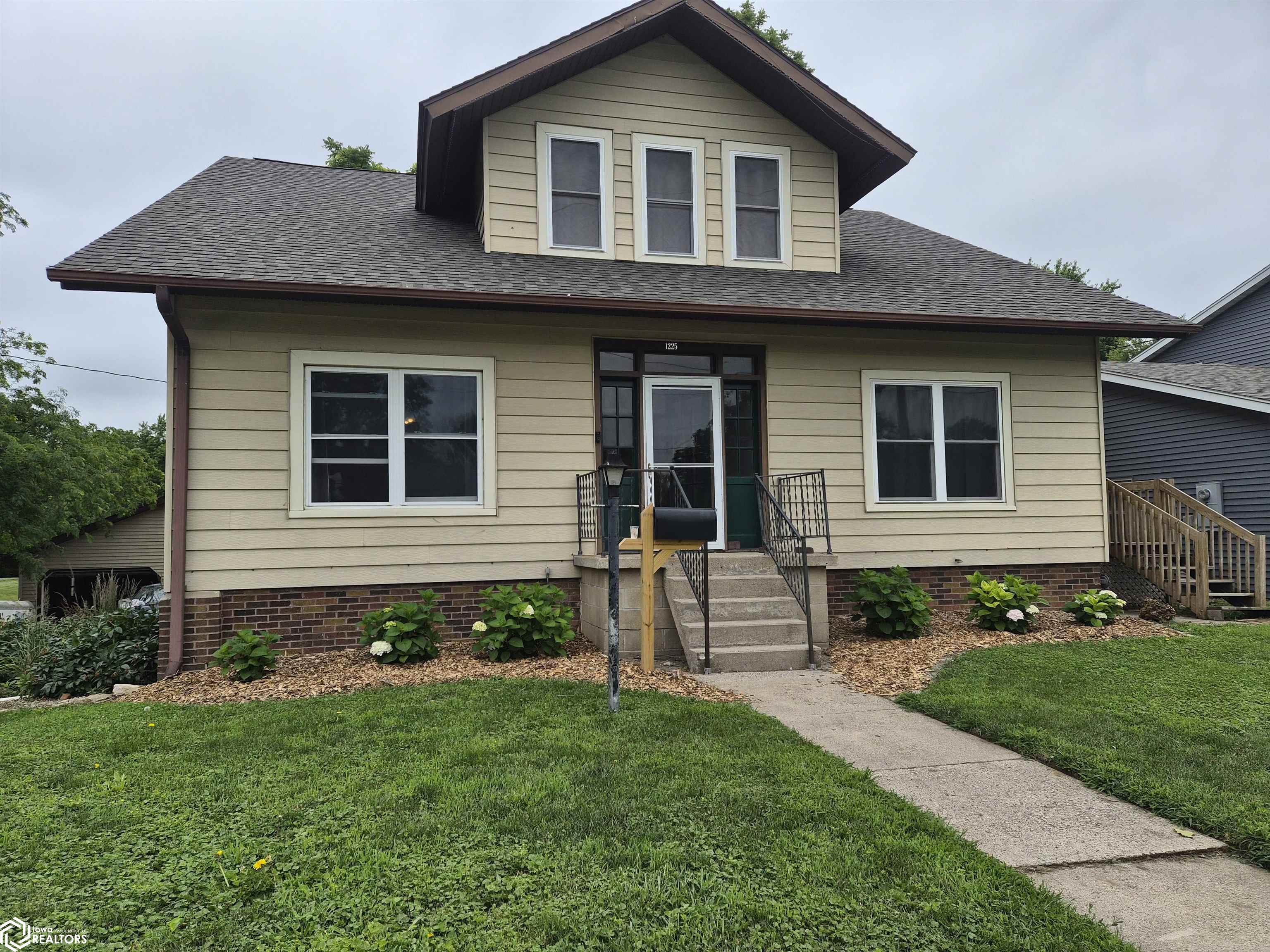 Photo 1 of 57 — 1225 N 4Th Avenue W, Newton, IA 50208