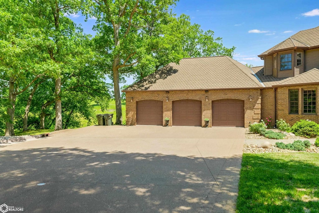 Photo of 5624 Clubhouse Drive, Burlington, IA 52601 (MLS # 6339317)