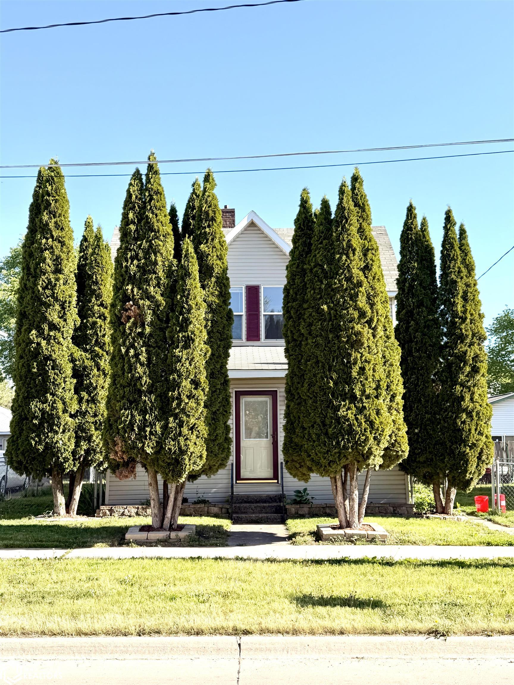 Photo 1 of 33 — 212 12th Street NW, Mason City, IA 50401
