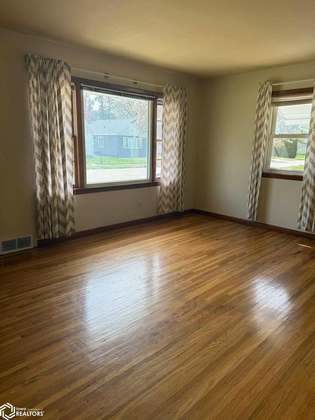 Photo of 930 16th St. St NE, Mason City, IA 50401 (MLS # 6337728)