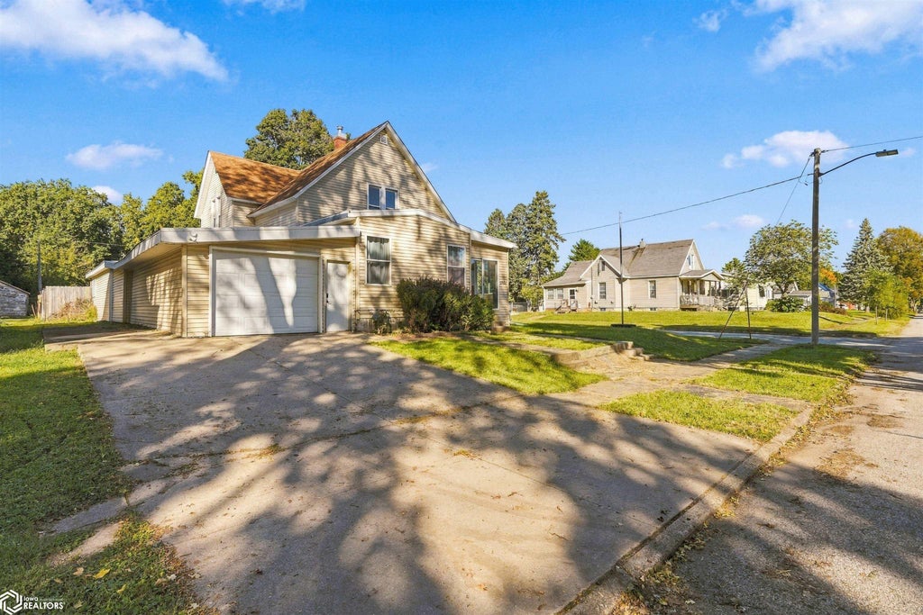 Photo of 1001 S Leebrick ST, Burlington, IA 52601 (MLS # 6343462)