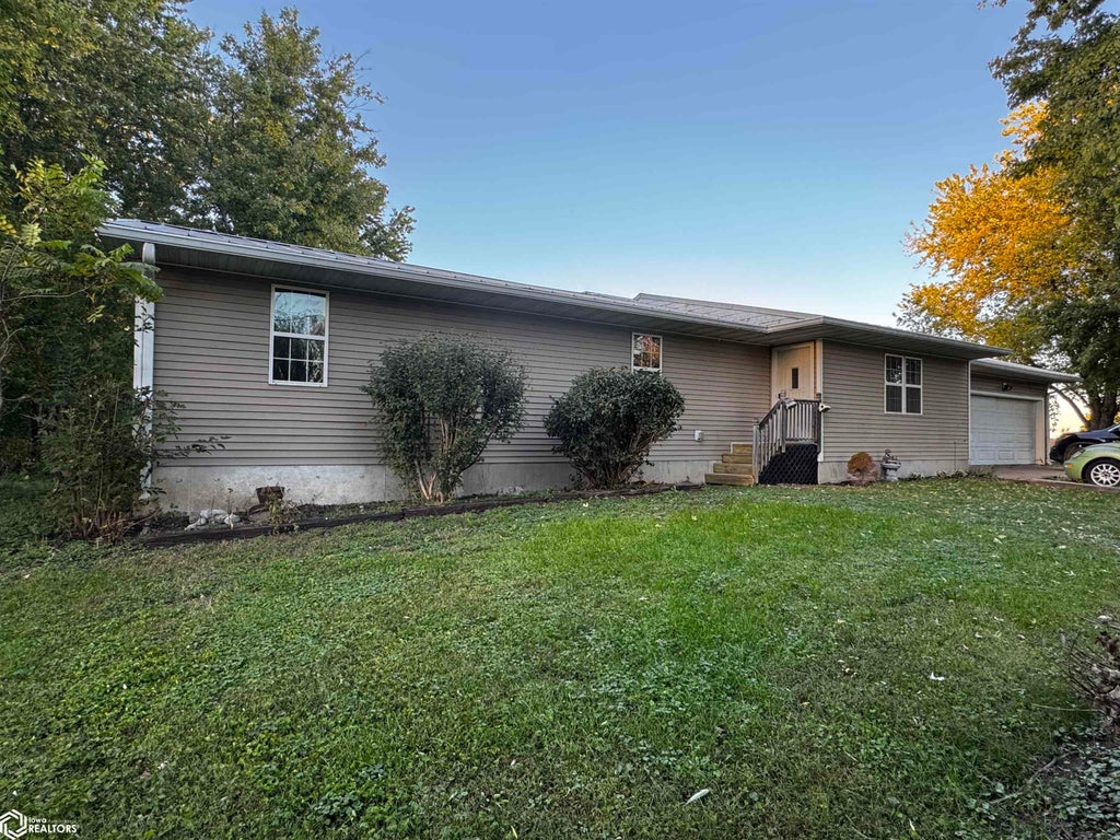 Photo of 103 E River Road Rd, Oakville, IA 52646 (MLS # 6343497)