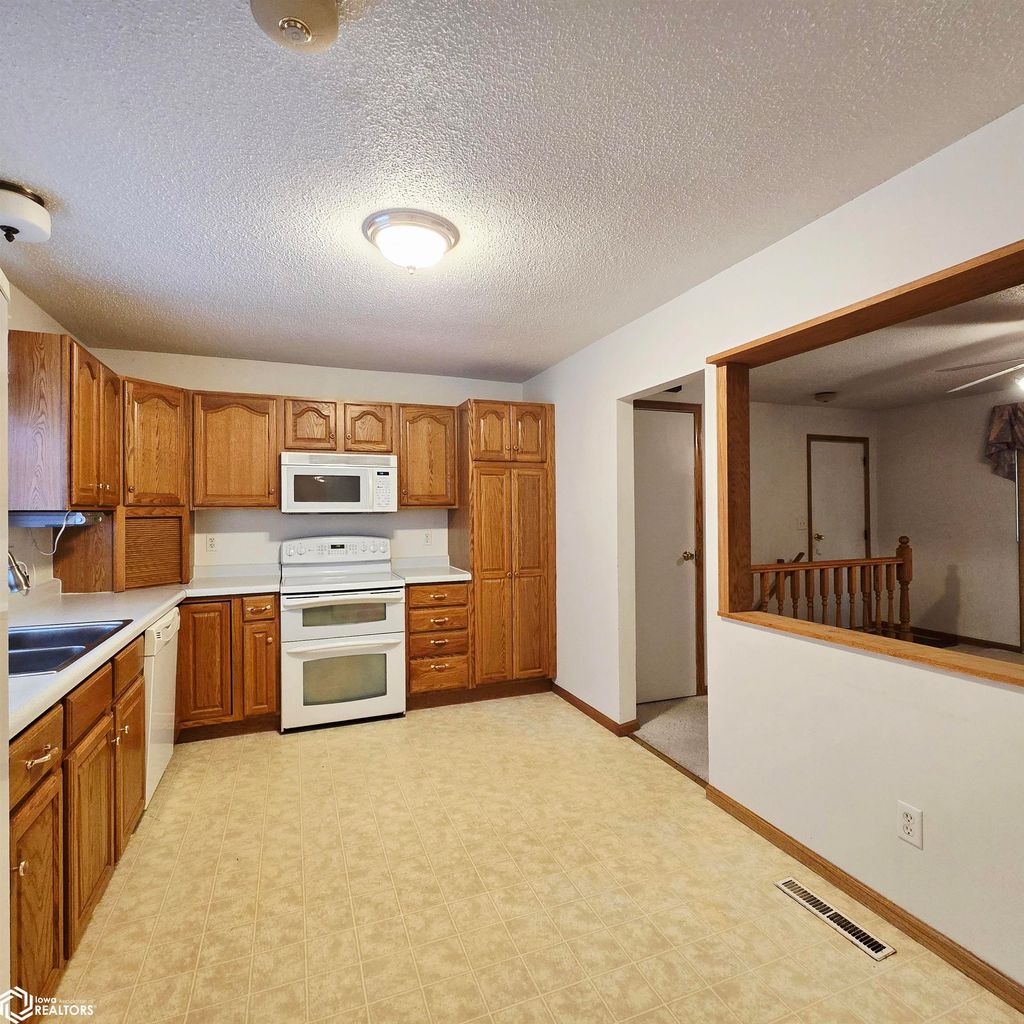 Photo of 2226 Lynndale Road, Oskaloosa, IA 52577 (MLS # 6333399)