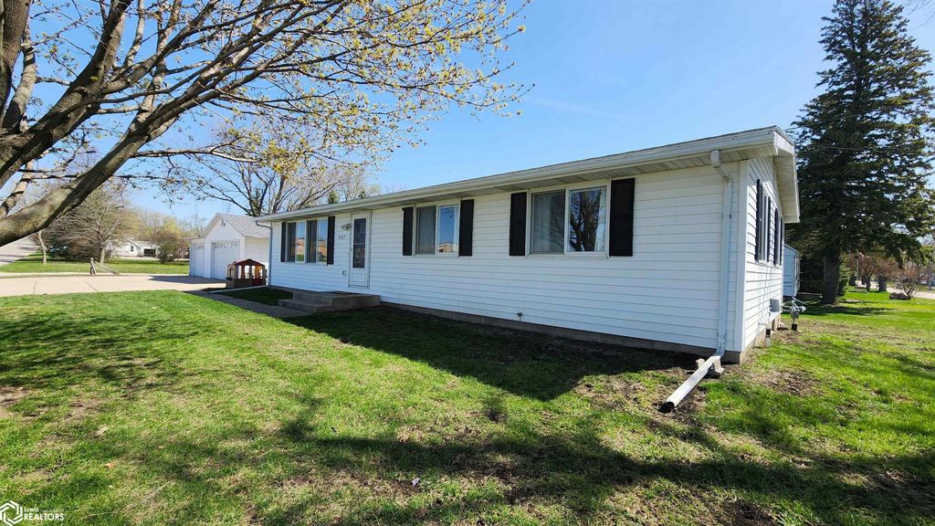 Photo of 2117 S Mckinley Avenue, Mason City, IA 50401 (MLS # 6337477)