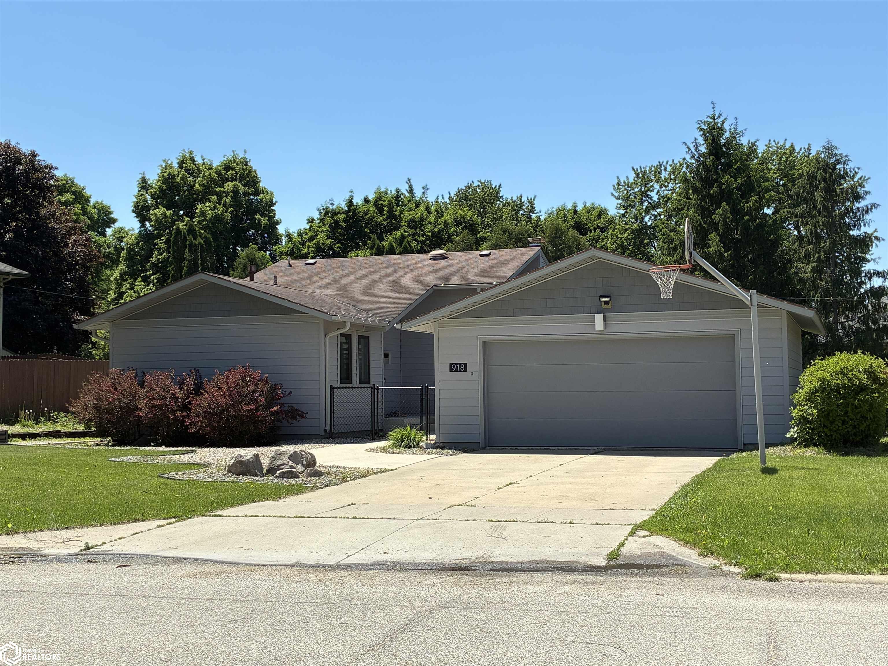 Photo 1 of 27 — 918 S Garfield Avenue, Mason City, IA 50401