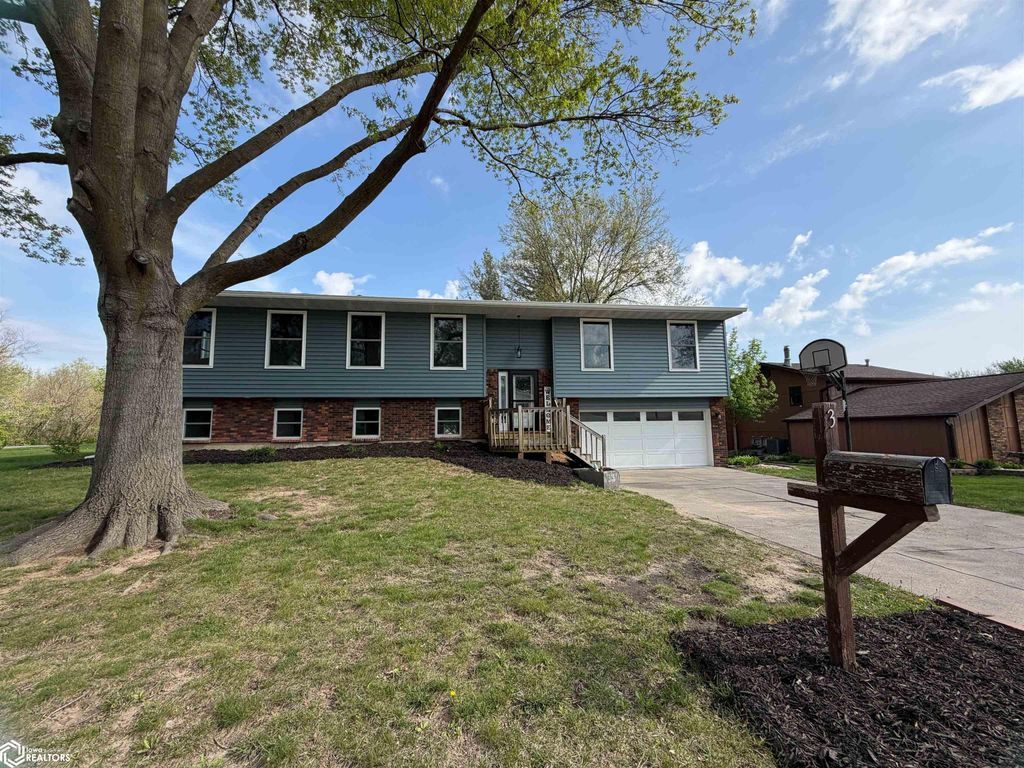 Photo of 3 Yorkshire Drive, Ottumwa, IA 52501 (MLS # 6337557)
