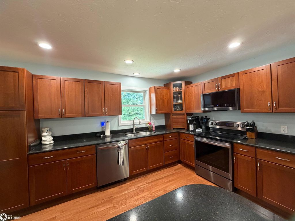 Photo of 3 Yorkshire Drive, Ottumwa, IA 52501 (MLS # 6337557)