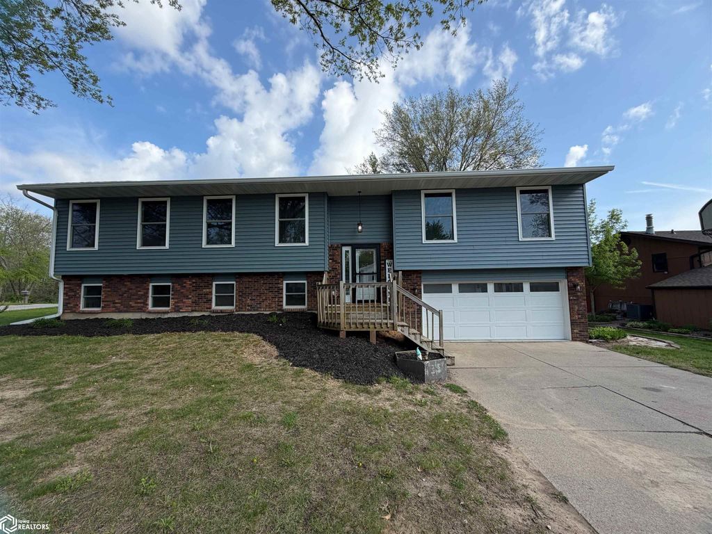 Photo of 3 Yorkshire Drive, Ottumwa, IA 52501 (MLS # 6337557)