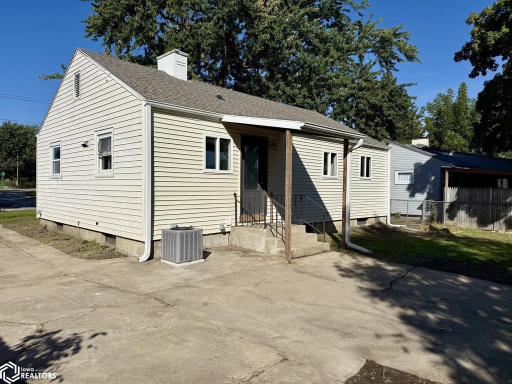 Photo of 110 Lynwood Street, Ottumwa, IA 52501 (MLS # 6343482)