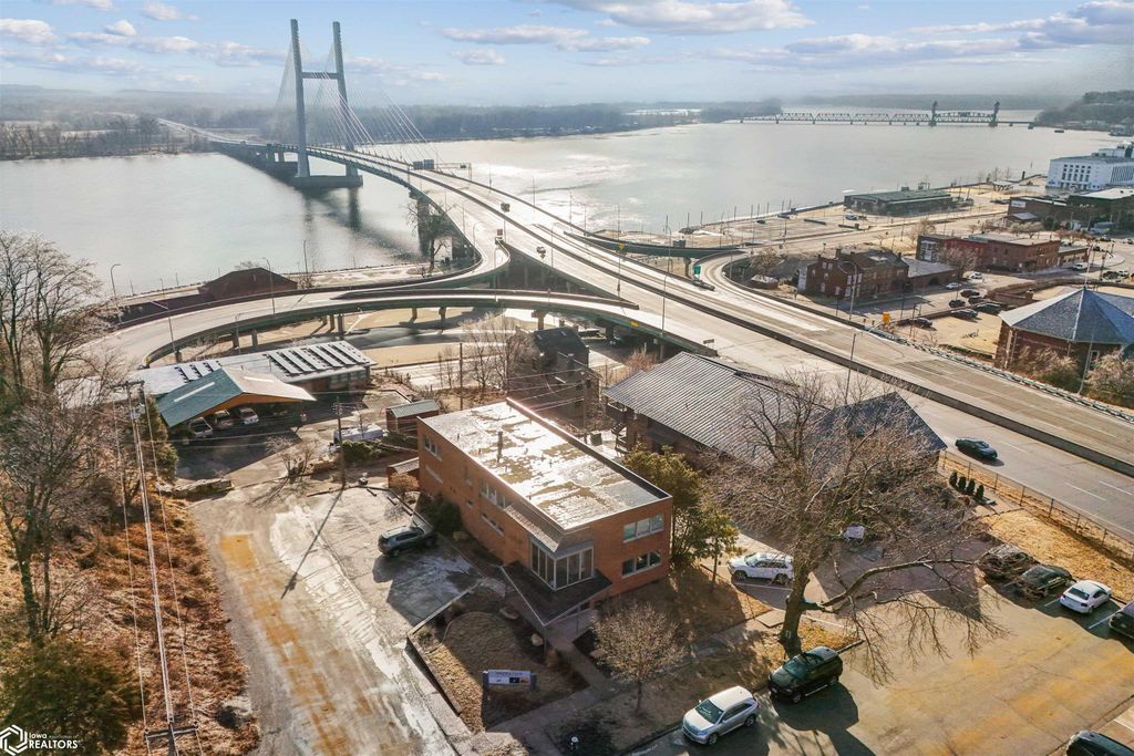 Photo of 724 N 3Rd Street, Burlington, IA 52601 (MLS # 6324802)