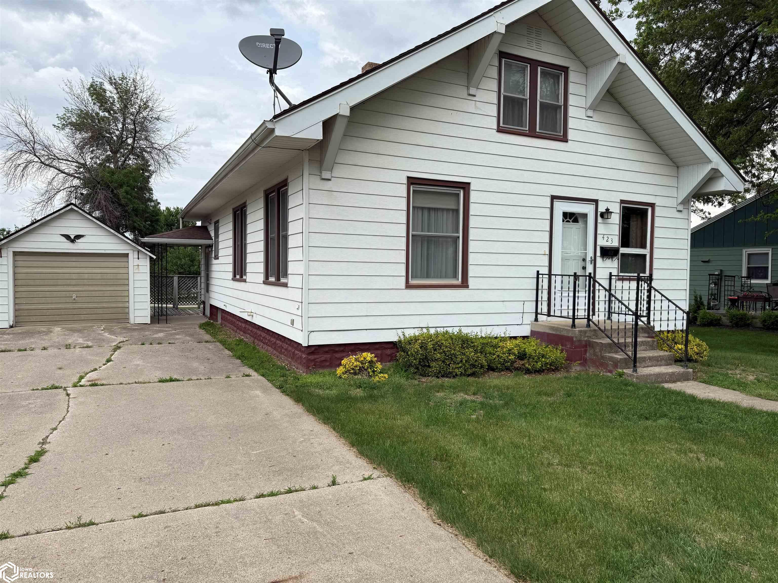 Photo 1 of 20 — 423 11th Street, Manning, IA 51455