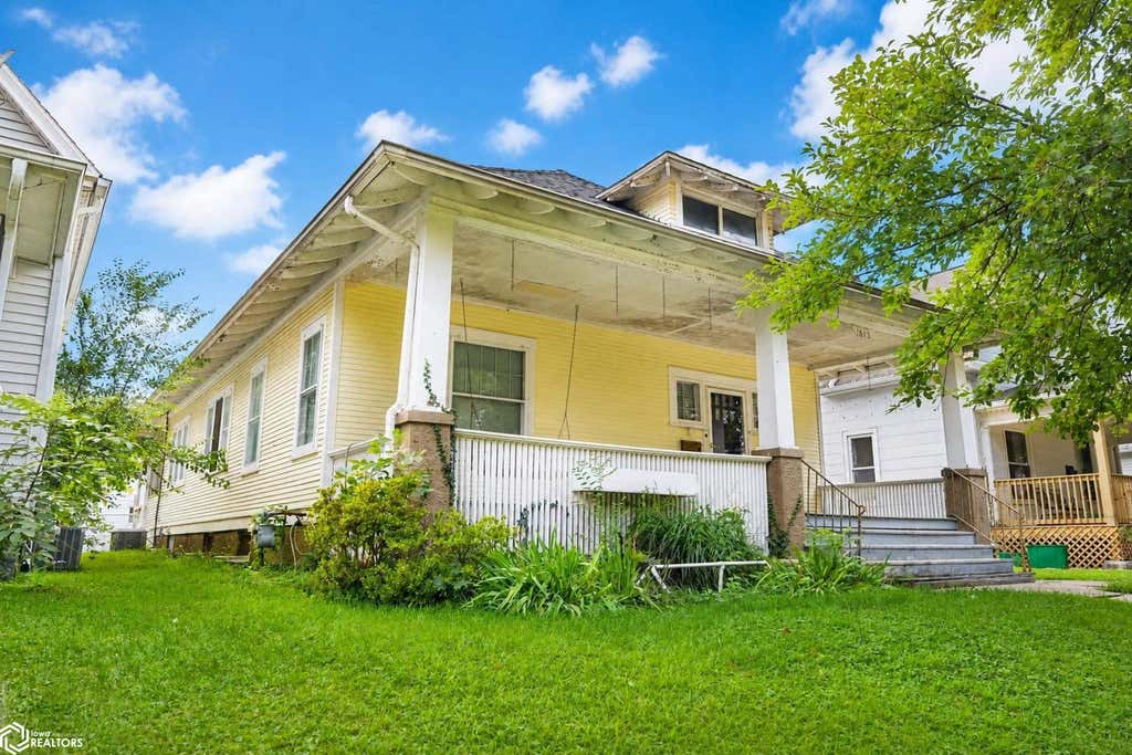 Photo of 1613 Madison Avenue, Burlington, IA 52601 (MLS # 6341585)