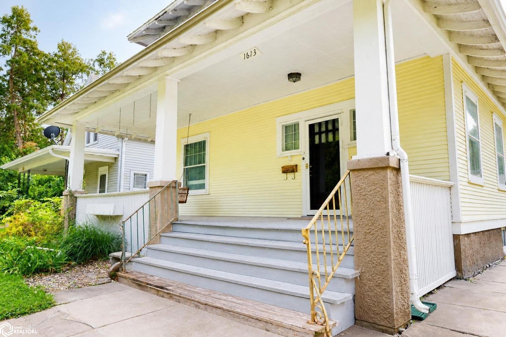 Photo of 1613 Madison Avenue, Burlington, IA 52601 (MLS # 6341585)