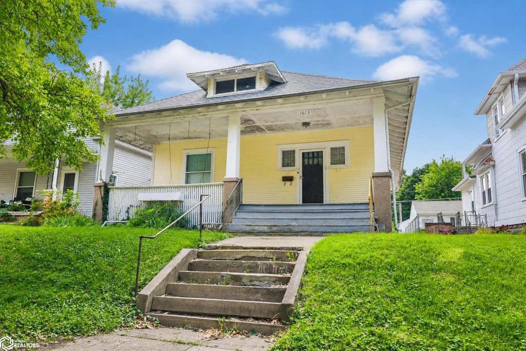 Photo of 1613 Madison Avenue, Burlington, IA 52601 (MLS # 6341585)