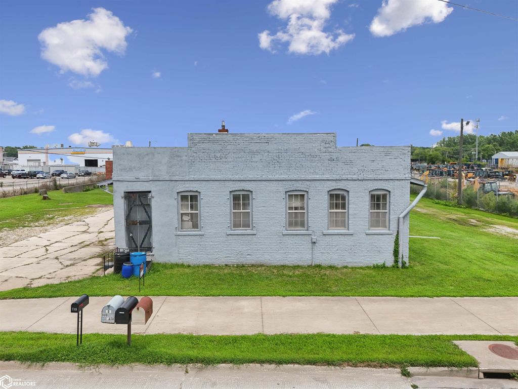 Photo of 800 Cash Street, Burlington, IA 52601 (MLS # 6329996)