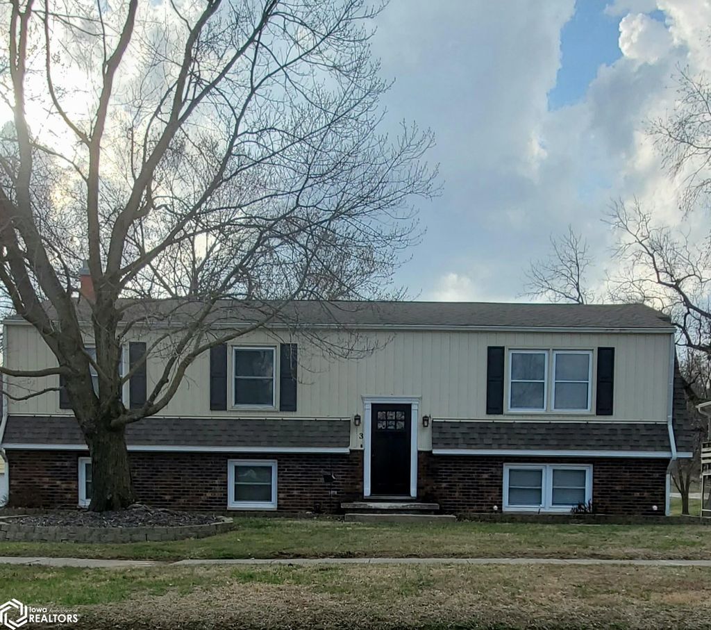 Photo of 3 28th Pl. Pl, Fort Madison, IA 52627 (MLS # 6336307)
