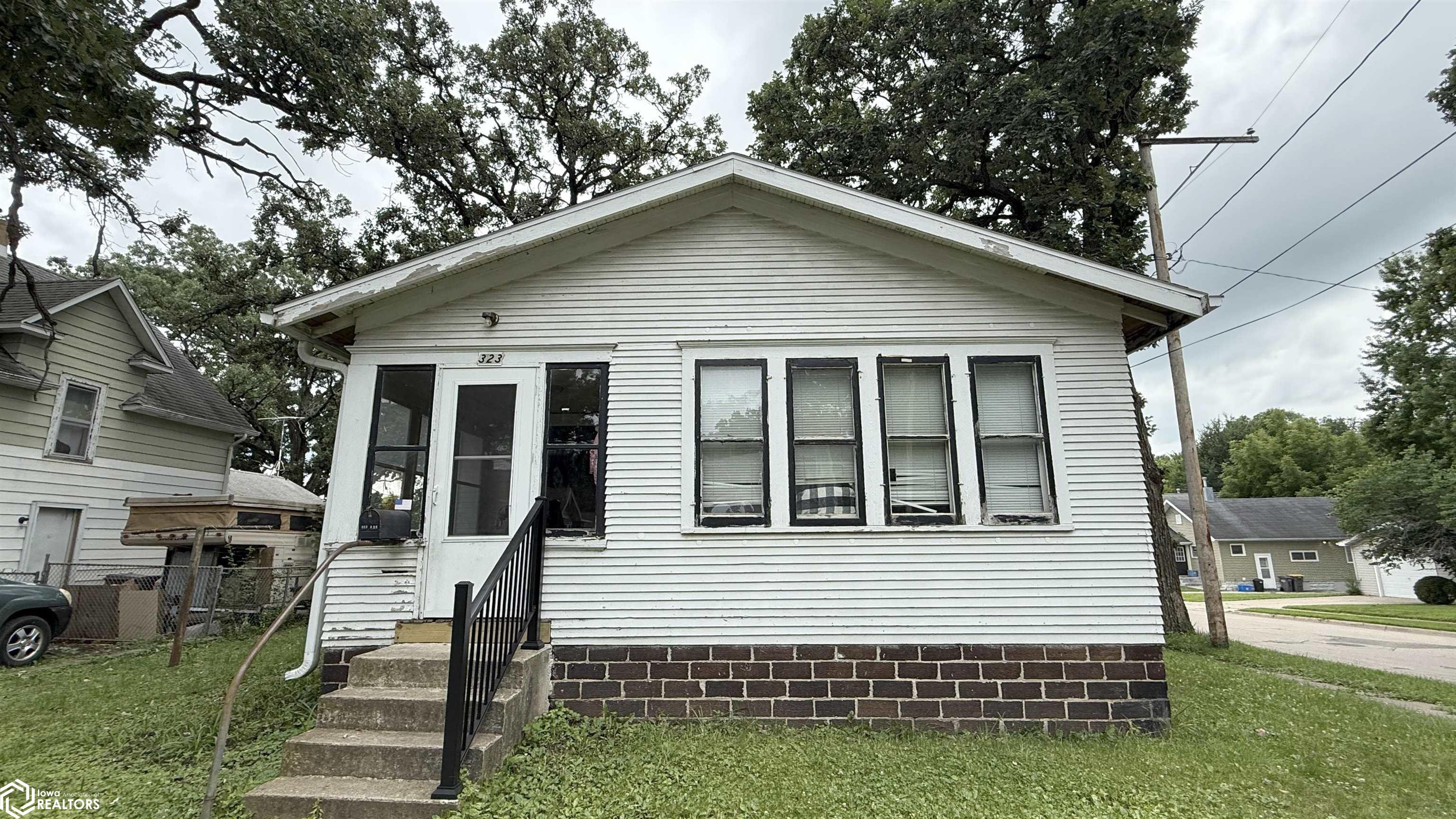 Photo 1 of 13 — 323 9th Street NE, Mason City, IA 50401