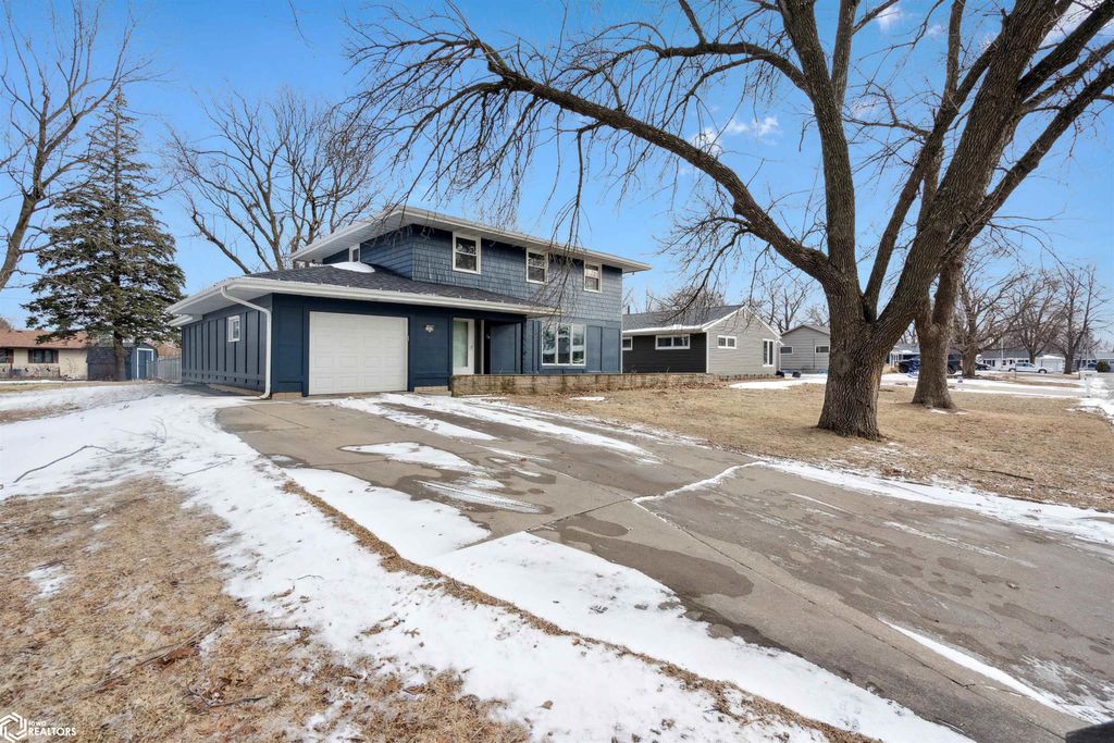 Photo of 1828 Belmont Drive, Grinnell, IA 50112 (MLS # 6335439)