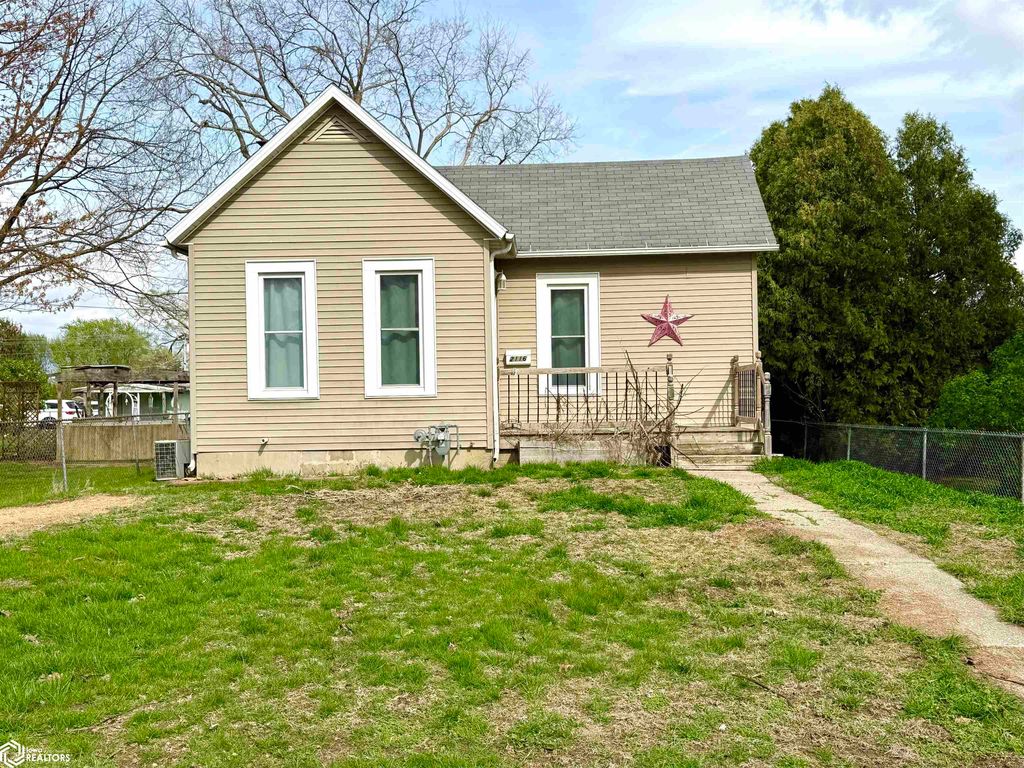 Photo of 2116 Charles Street, Burlington, IA 52601 (MLS # 6337225)