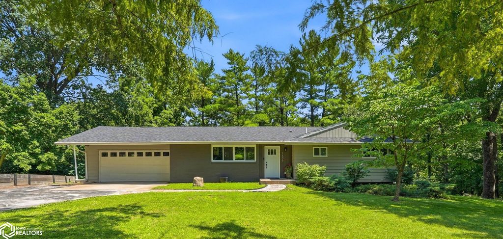 Photo of 2606 Knollcrest Drive, Burlington, IA 52601 (MLS # 6340408)