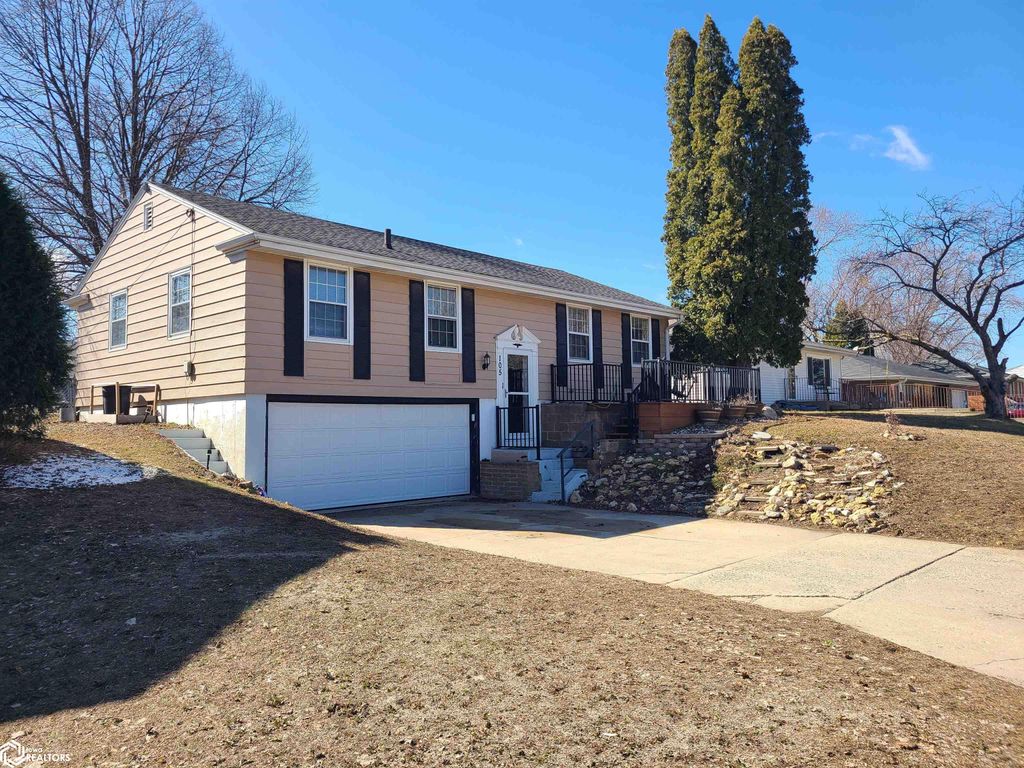 Photo of 105 Sunny Circle, Mason City, IA 50401 (MLS # 6336277)