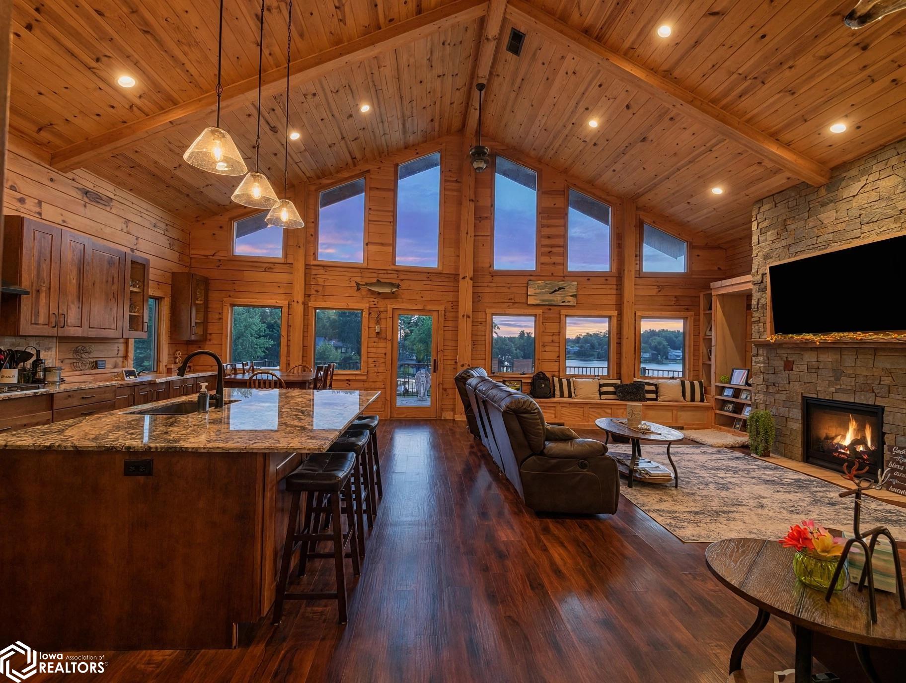 4214 W Lakeshore Drive