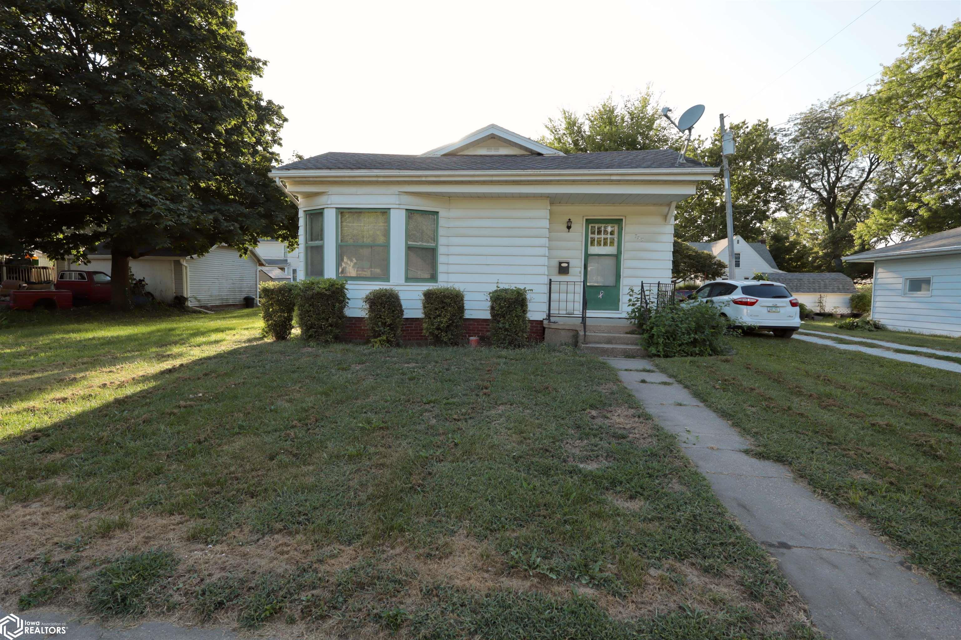 Photo 1 of 20 — 703 N College Avenue, Mount Pleasant, IA 52641