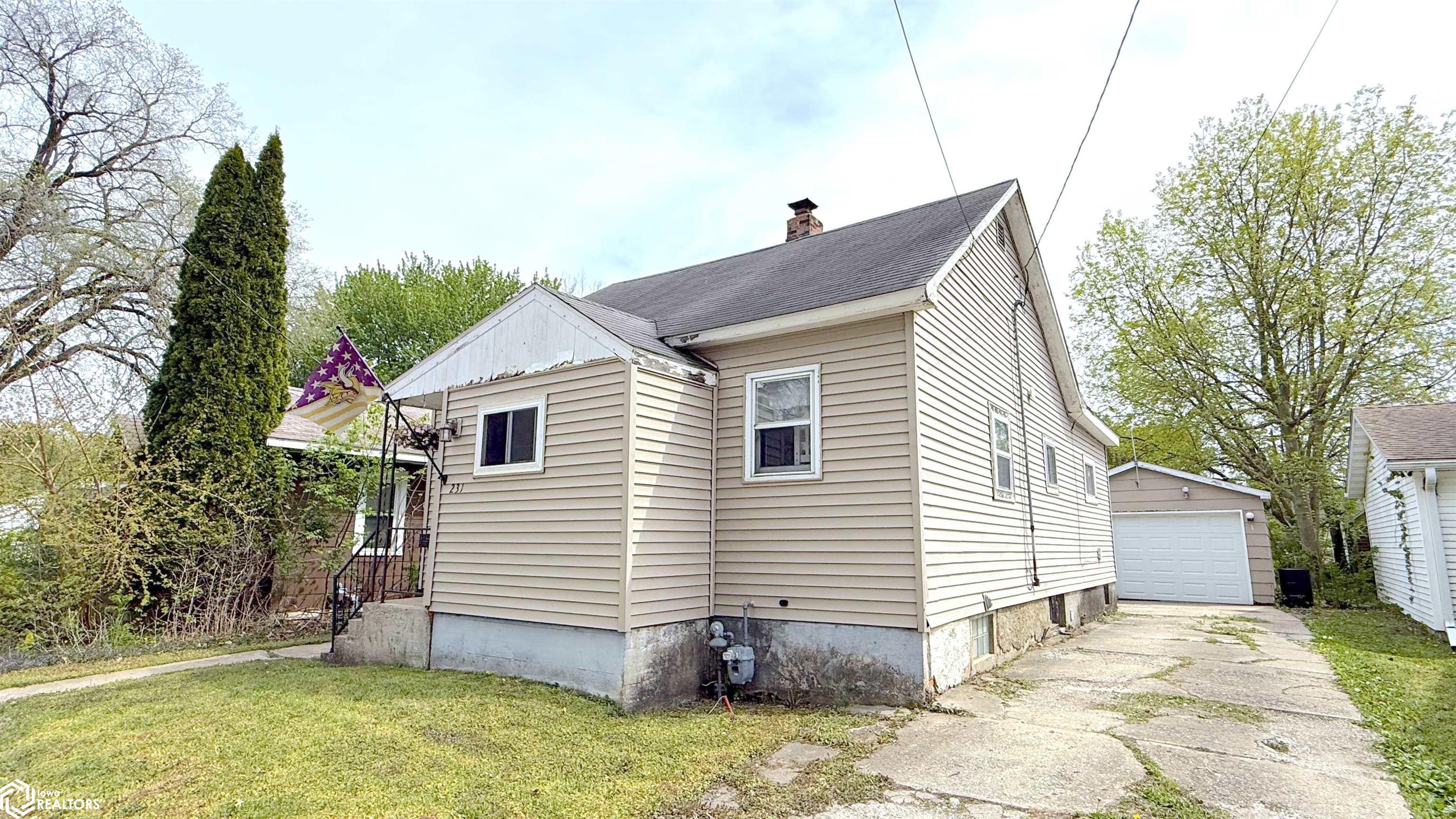 Photo 1 of 21 — 231 25th Street SW, Mason City, IA 50401