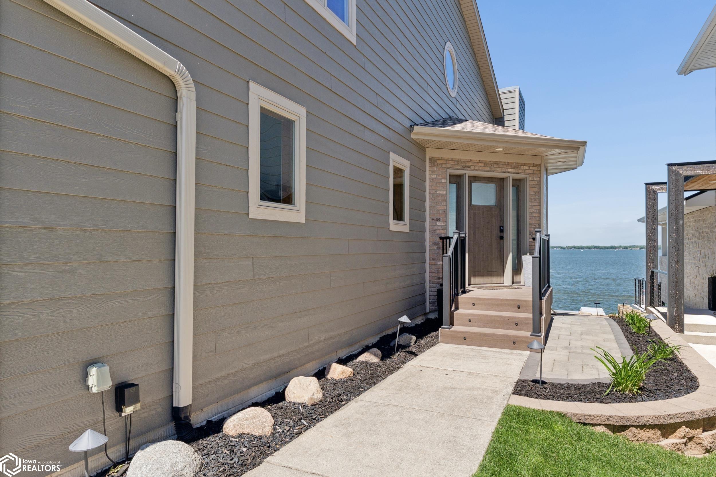 2405 S Lakeview Court