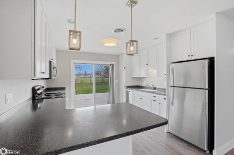 Tiny photo for 614 N Lincoln Street #102, Mount Pleasant, IA 52641 (MLS # 6337137)