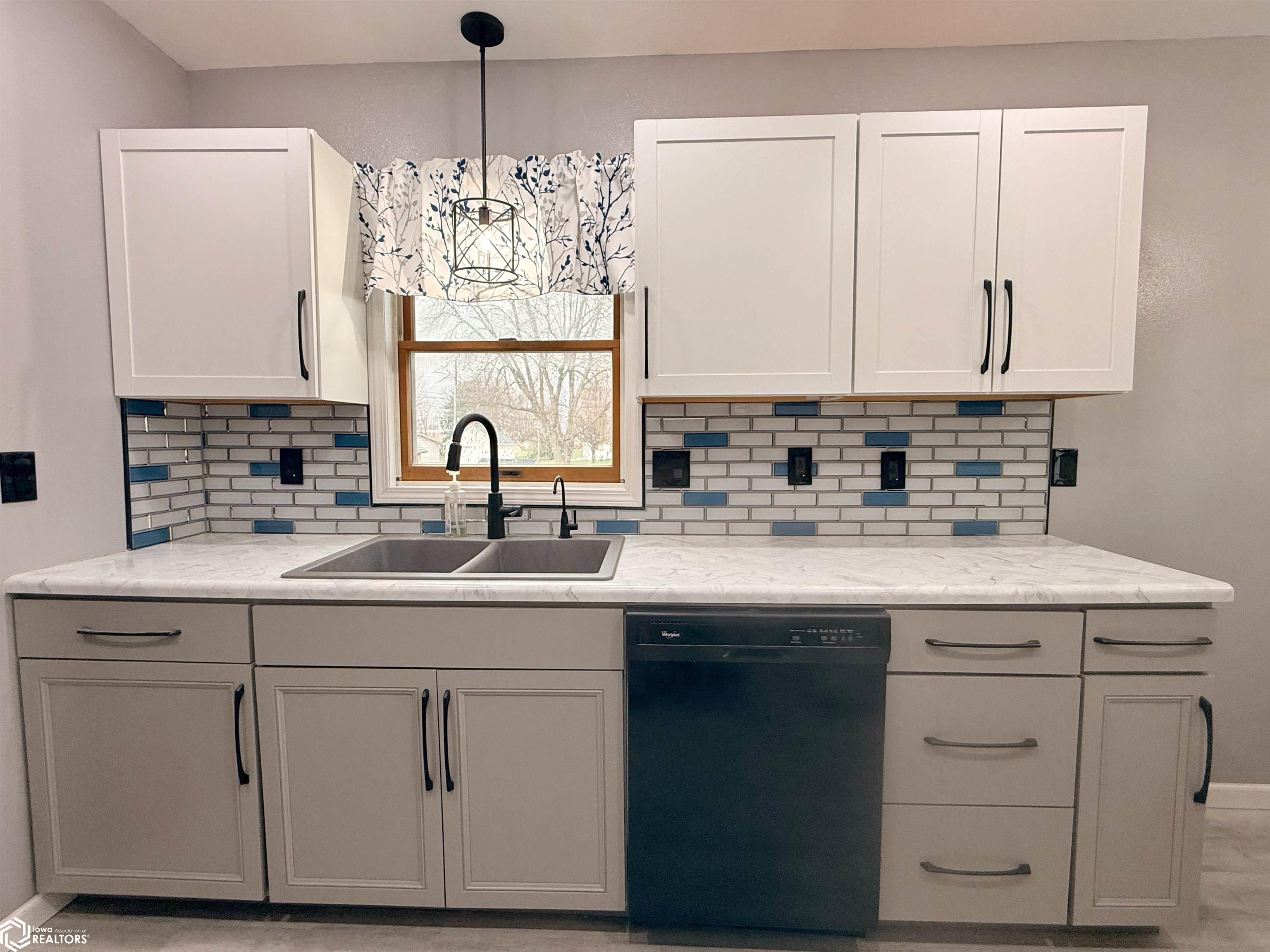 330 E 5Th Street - Photo 3