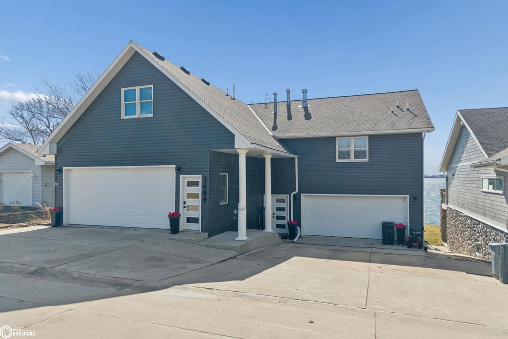 Photo of 3609 N Shore Drive, Clear Lake, IA 50428 (MLS # 6336231)