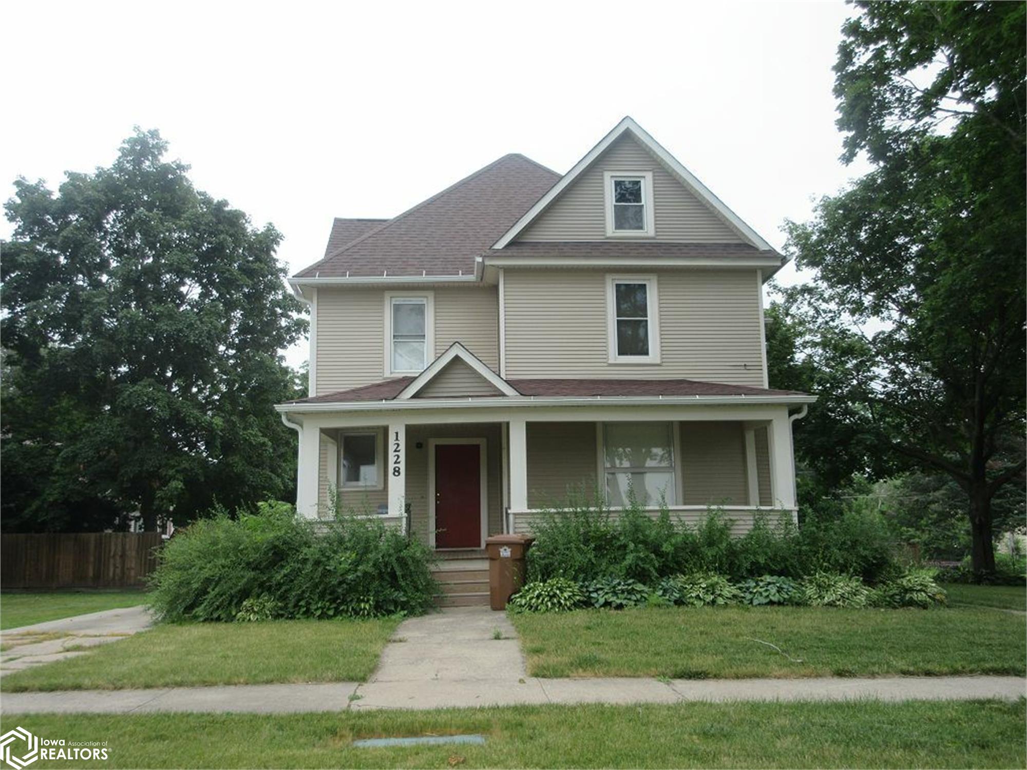 Photo 1 of 1 — 1228 Main Street 1, Grinnell, IA 50112