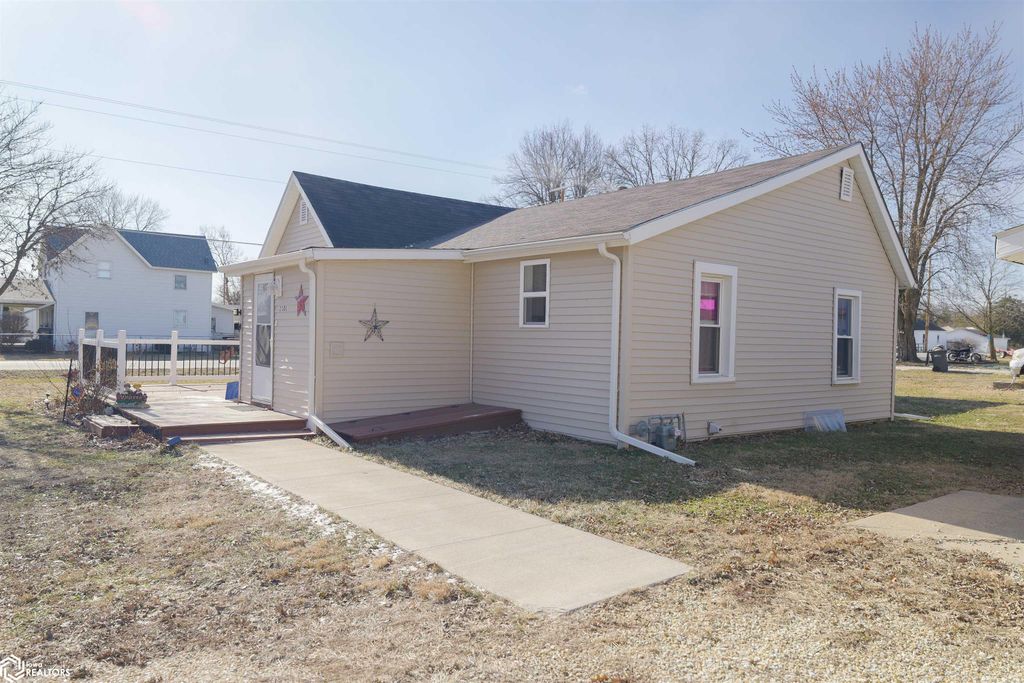 Photo of 2101 Melvin Avenue, Burlington, IA 52601 (MLS # 6334988)