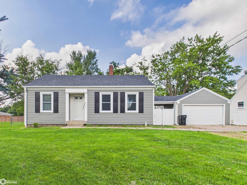 Photo of 211 W Golf Avenue, Ottumwa, IA 52501 (MLS # 6341322)